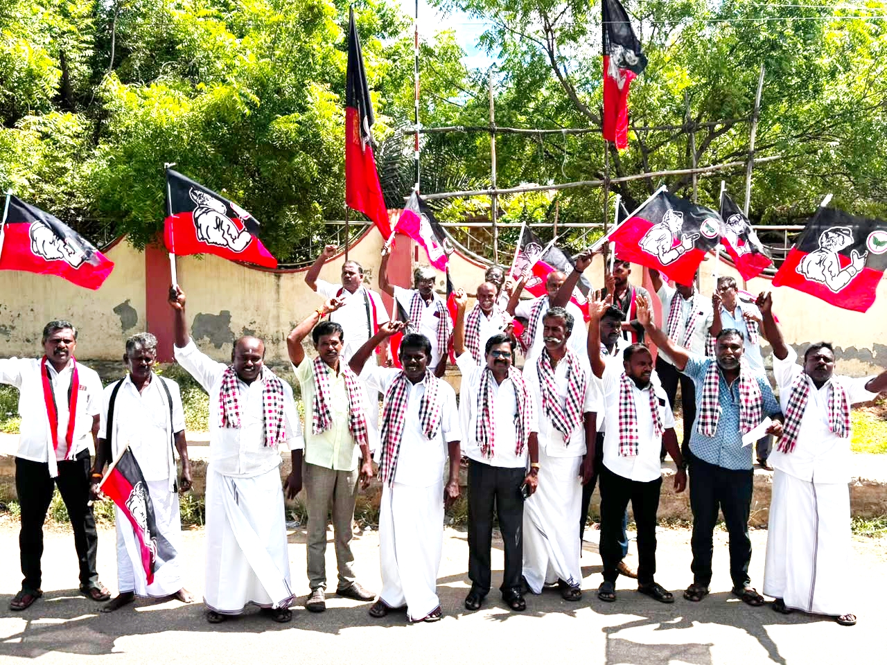 தவெகவில் இணைந்த கடம்பூர் ராஜூவுக்கு எதிர்ப்பு: தூத்துக்குடி வடக்கு மாவட்ட அதிமுகவினர் கண்டன ஆர்ப்பாட்டம்