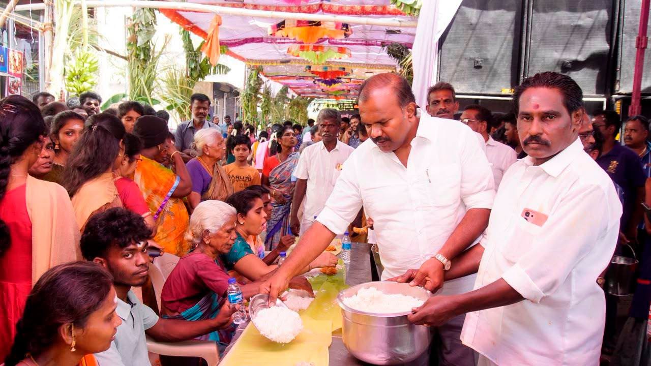 தூத்துக்குடி ஸ்டேட் பேங்க் காலனி மாாியம்மன் கோவில் கொடை விழாவை முன்னிட்டு அன்னதானத்தை மேயா் ஜெகன் பொியசாமி தொடங்கி வைத்தாா்