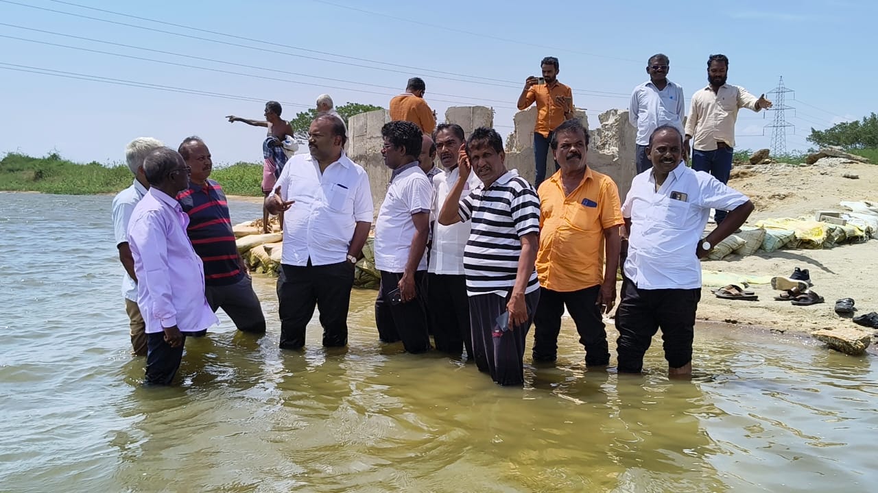 தூத்துக்குடிக்கு குடிநீர் தட்டுப்பாடு வரக்கூடாது,ஆற்றுக்குள் இறங்கி ஆய்வு செய்த மேயர் ஜெகன் பெரியசாமி : அதிகாரிகளுக்கு அதிரடி உத்தரவு!!